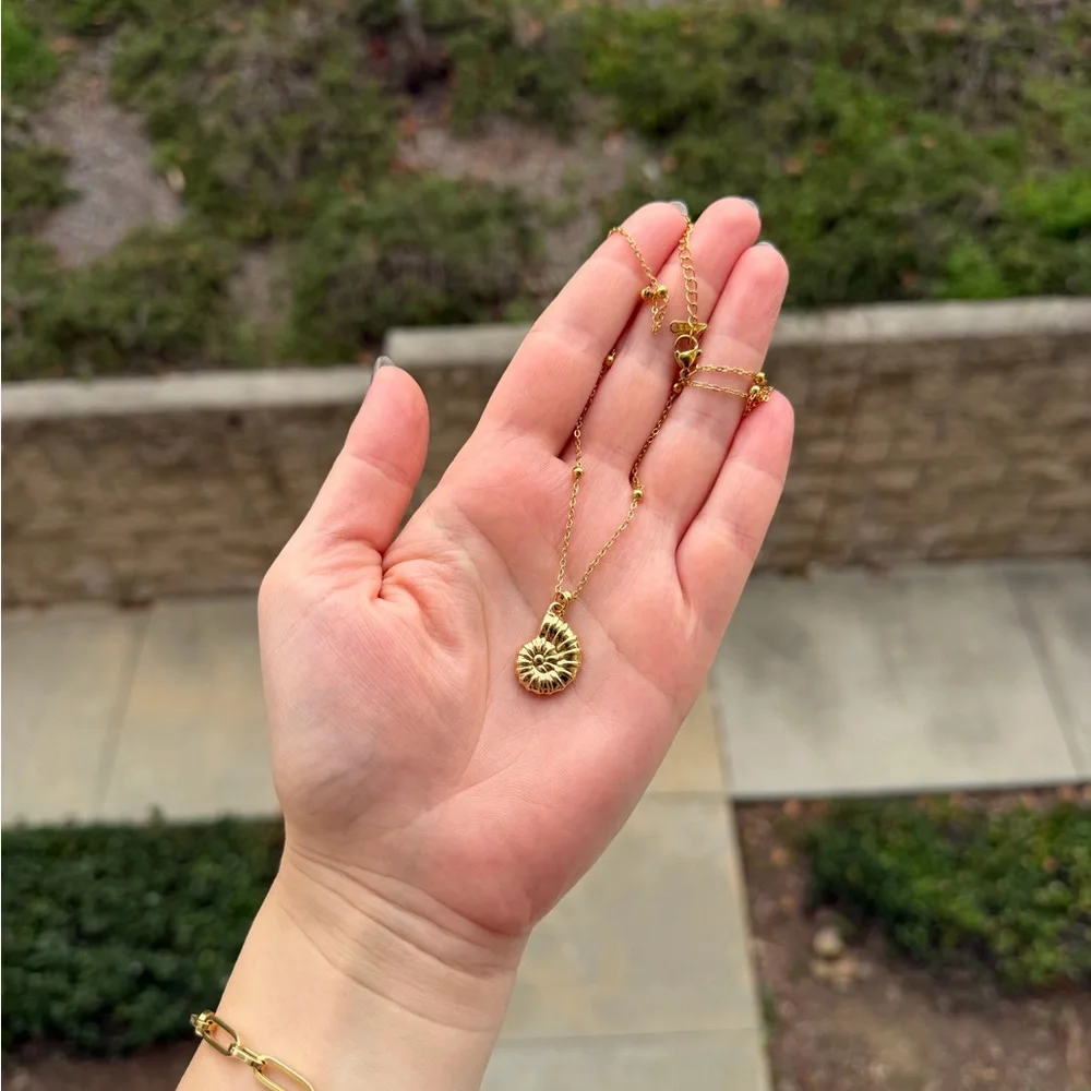 Seashell Pendant Necklace 18k gold plated